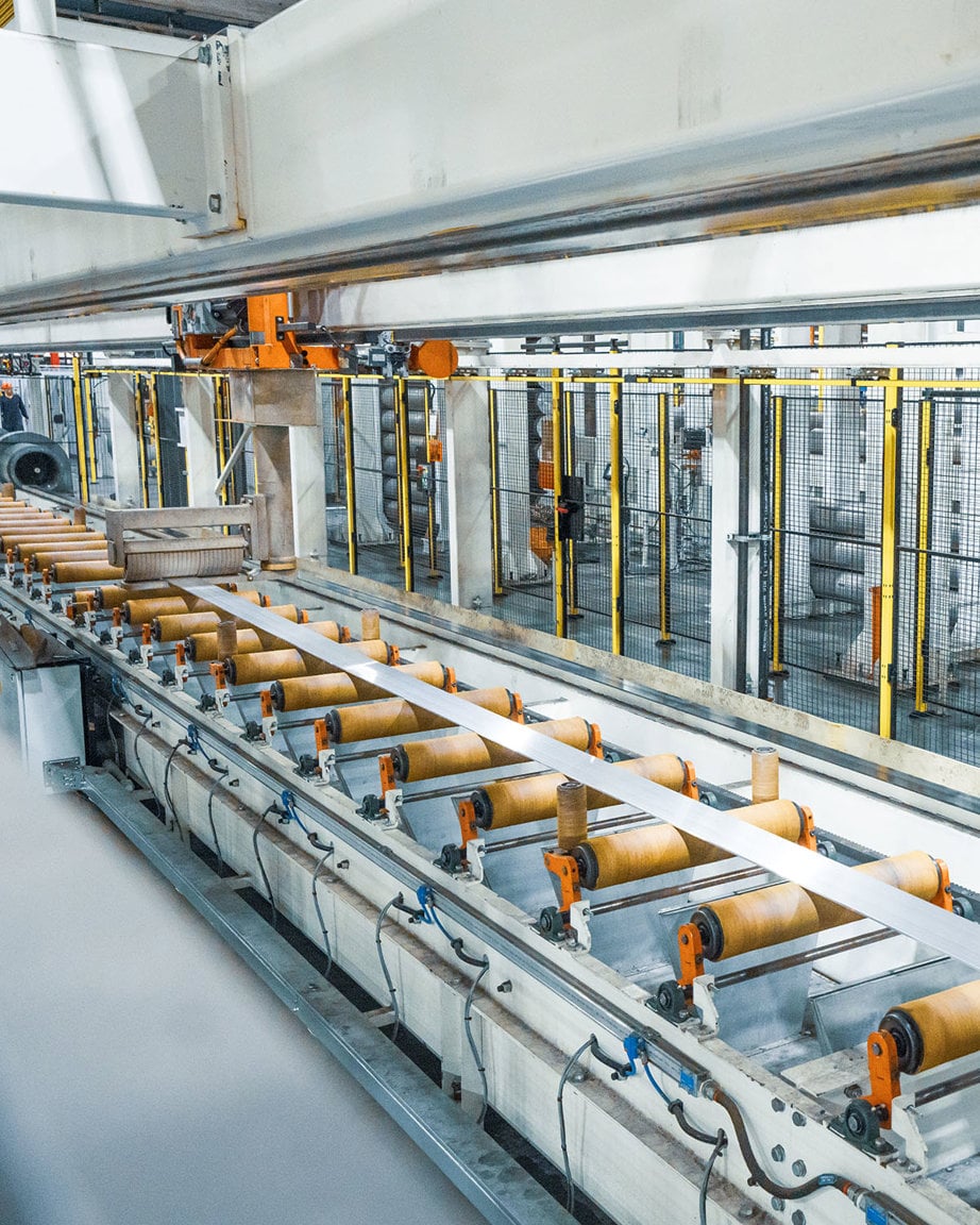 a conveyor belt with rollers