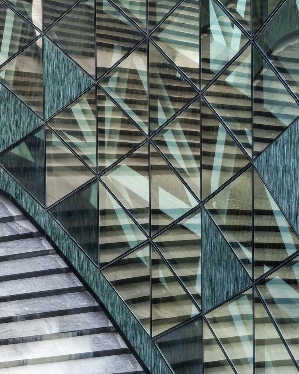 The versatility of aluminium, and its inherent properties, can contribute in structure, enclosure and permanently installed building elements.