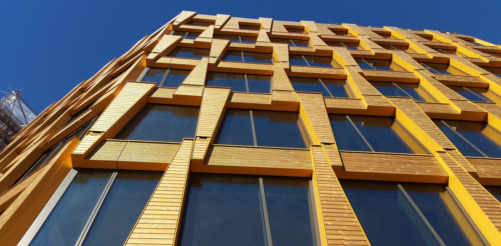 Why unitized element facades of aluminium work well on wooden buildings