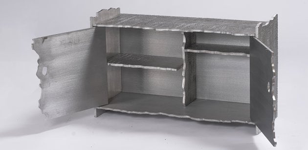 Using aluminium waste, known as crusts, in a cabinet